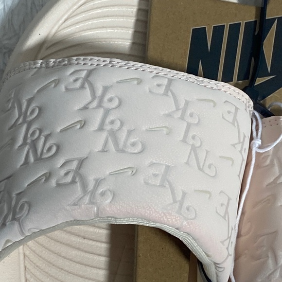 Nike Cream Embossed Slides NWT - Picture 4 of 4